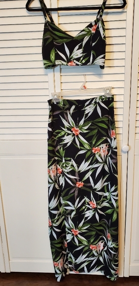 Forever 21 Other - Two piece crop top and high waist skirt set